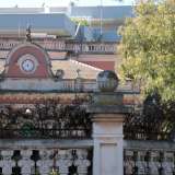 Della villa bianca e rossa, che vide la luce nel 1893 per volont� del commerciante Pasquale Di Cagno, intravediamo per� solo il tetto e il suo frontone semicircolare